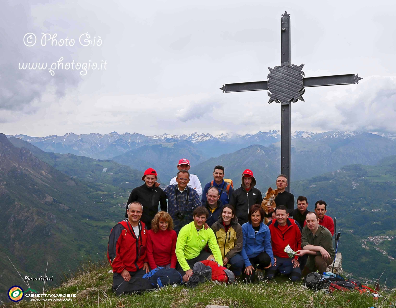 02 Alla croce del Pizzo Grande (foto Giò) .jpg